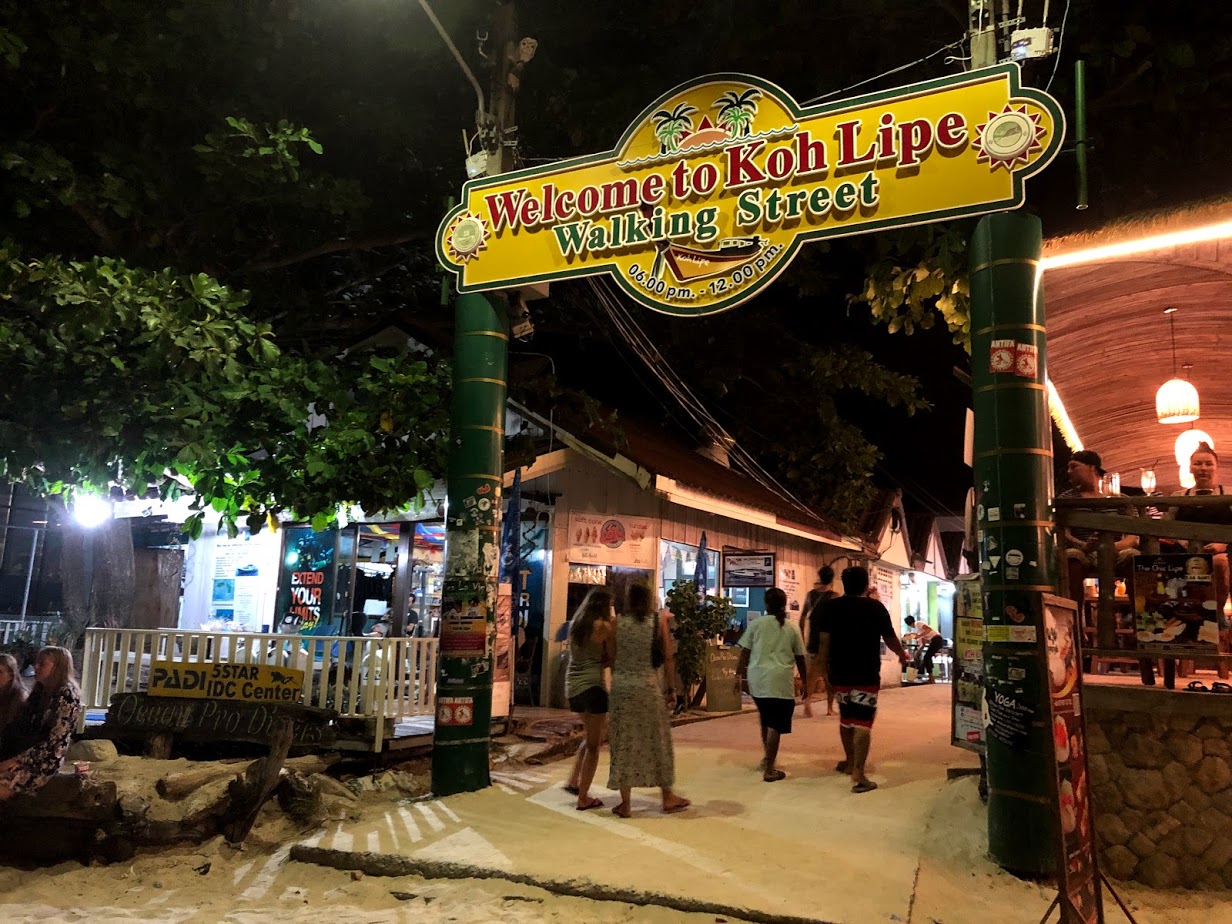 บรรยากาศถนนคนเดินเกาะหลีเป๊ะ ก่อนเดินทางกลับปากบารา